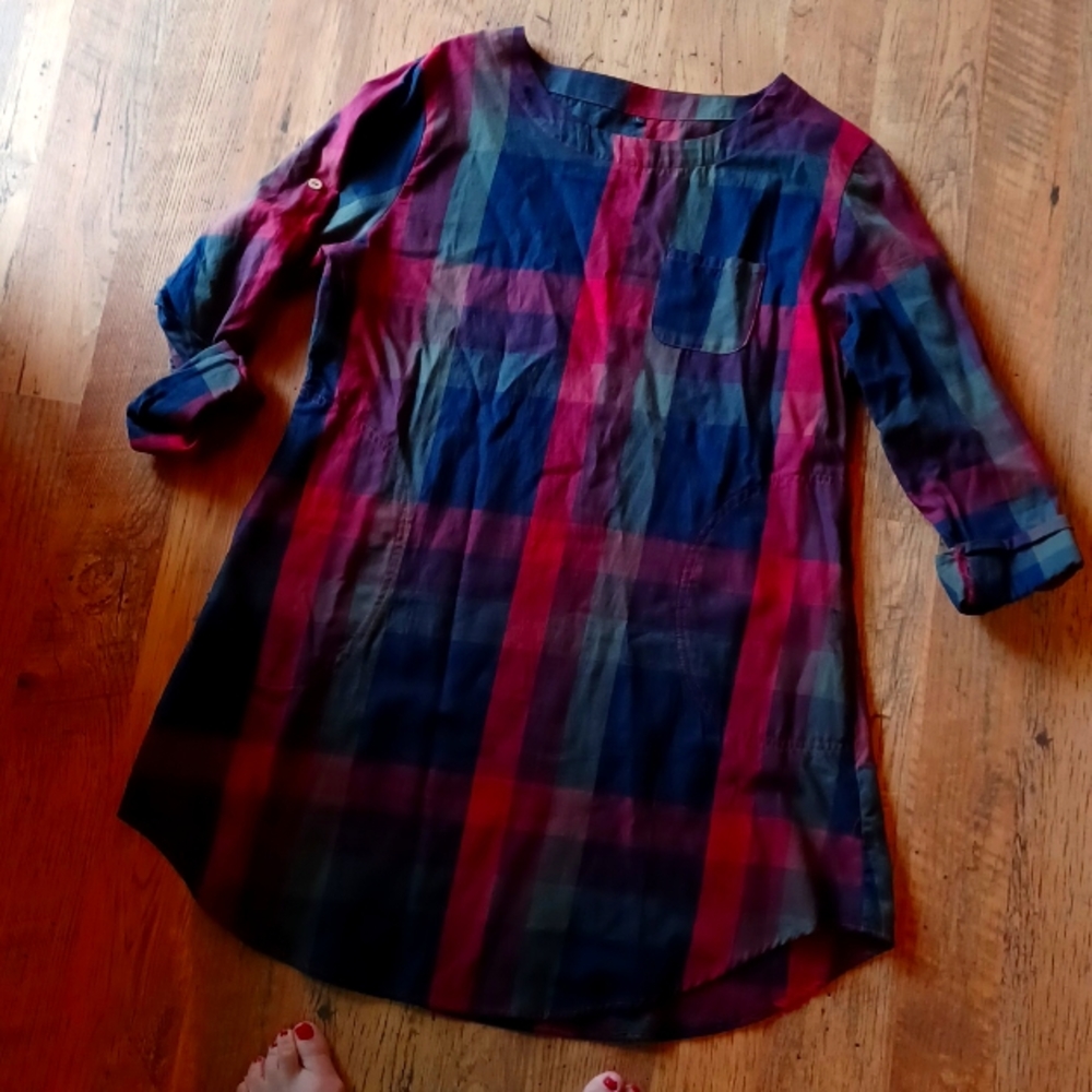 Oversized shirt with pockets or can be worn as a dress. Very comfortable. Plaid